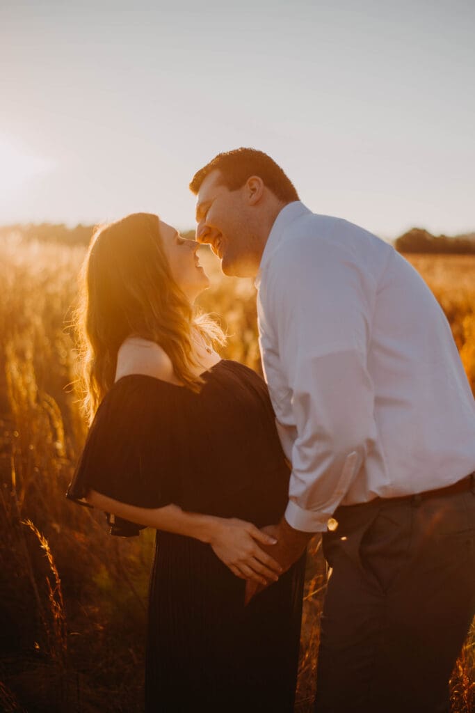 Conquer posing anxiety - maternity couple posing in golden light