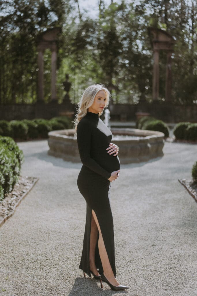 maternity session mom in black dress and heels at the swan house by kattie jackson photography 
