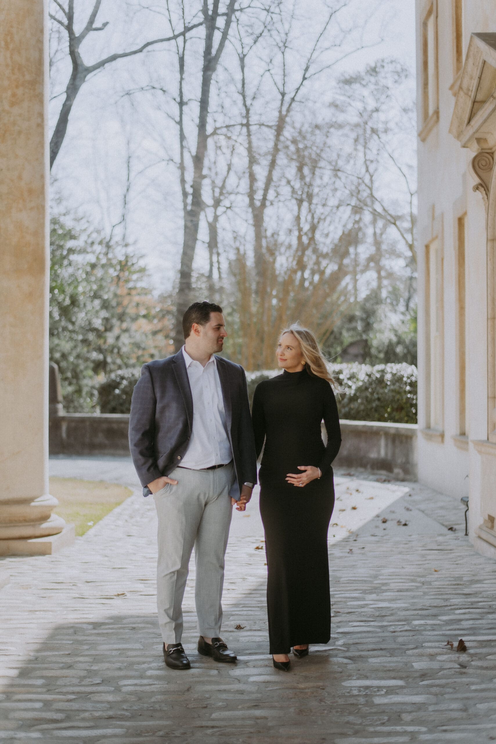maternity session husband and wife, maternity at the swan house